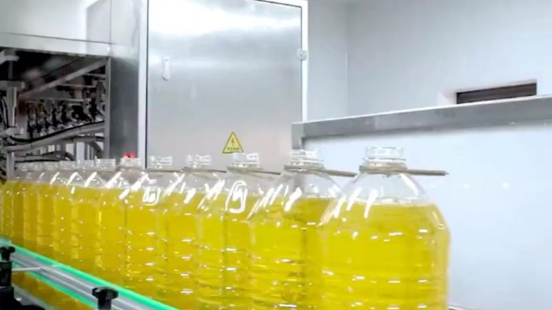 哪些商品是由自动液体灌装机灌装的？ 